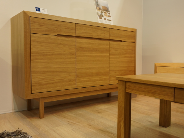 128センチ幅リビングボード「オペラ」オーク材は、美しい木目を前板に使い、つや消しの落ち着いた仕上げました。サイドボードにも洋服を入れるチェスト、カウンターとして・・・使い方はお客様次第です。