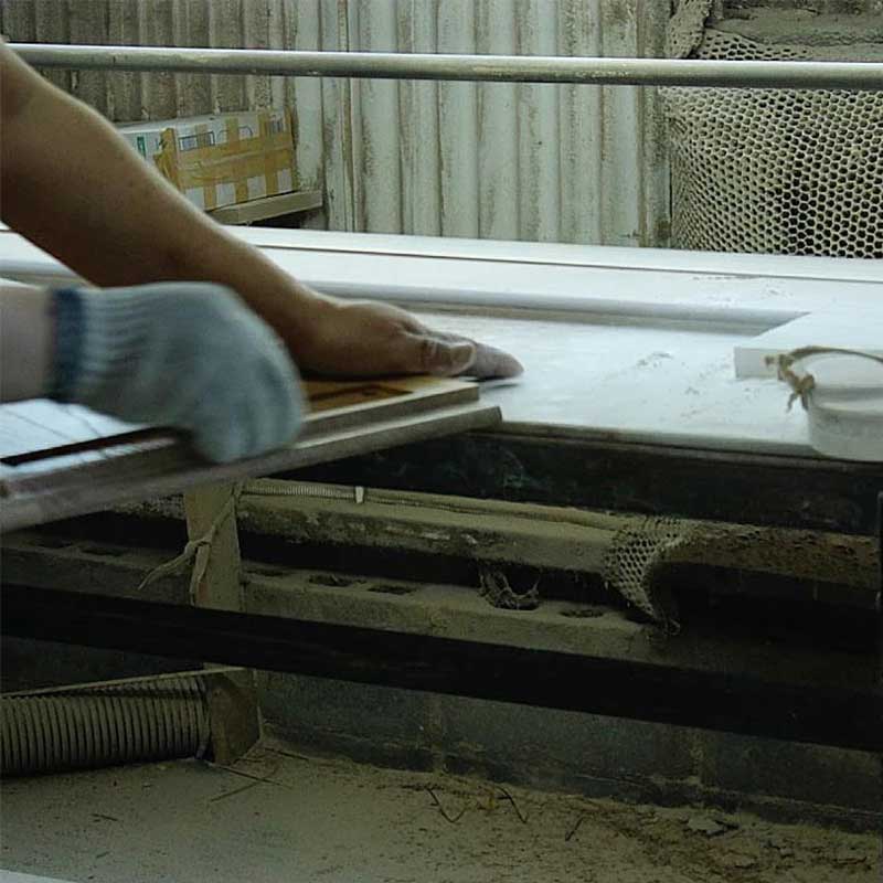 吉野民芸は、福岡県大川市の約110年の歴史ある和ダンス工場で誠実に制作しており、工場で、１本１本丁寧に職人により製造されています。