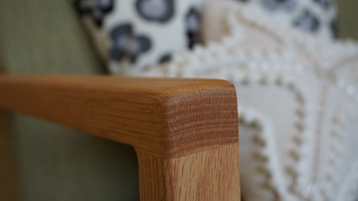 ポッキー幅120センチ肘掛け付き二人掛けソファーは、肘掛けの無垢材部は通常角張っていますが優しい丸みを弊社オリジナルとして付けています。