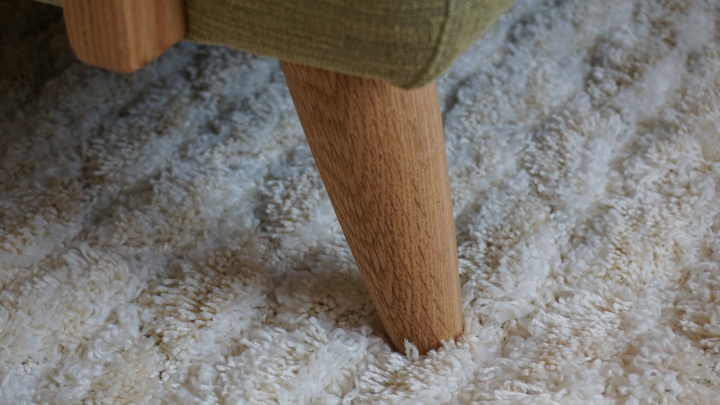 ポッキー幅120センチ肘掛け付き二人掛けソファーは、脚も無垢材使用