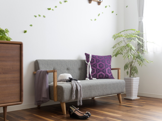 ポッキー幅120センチ肘掛け付き二人掛けソファーは、コンパクトで上質なソファーをお探しの方にオススメです。（シルバーグレー）