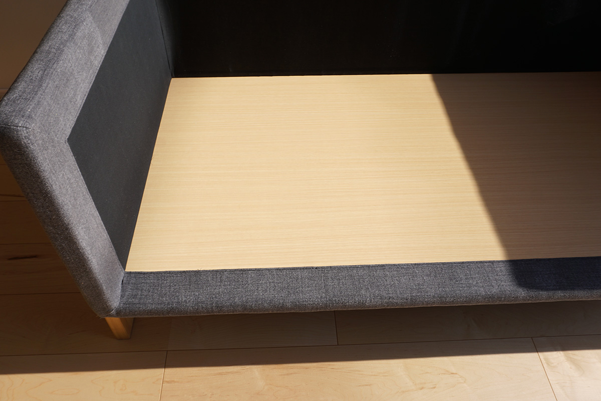 外側はハードボードでがっしりとした造りに