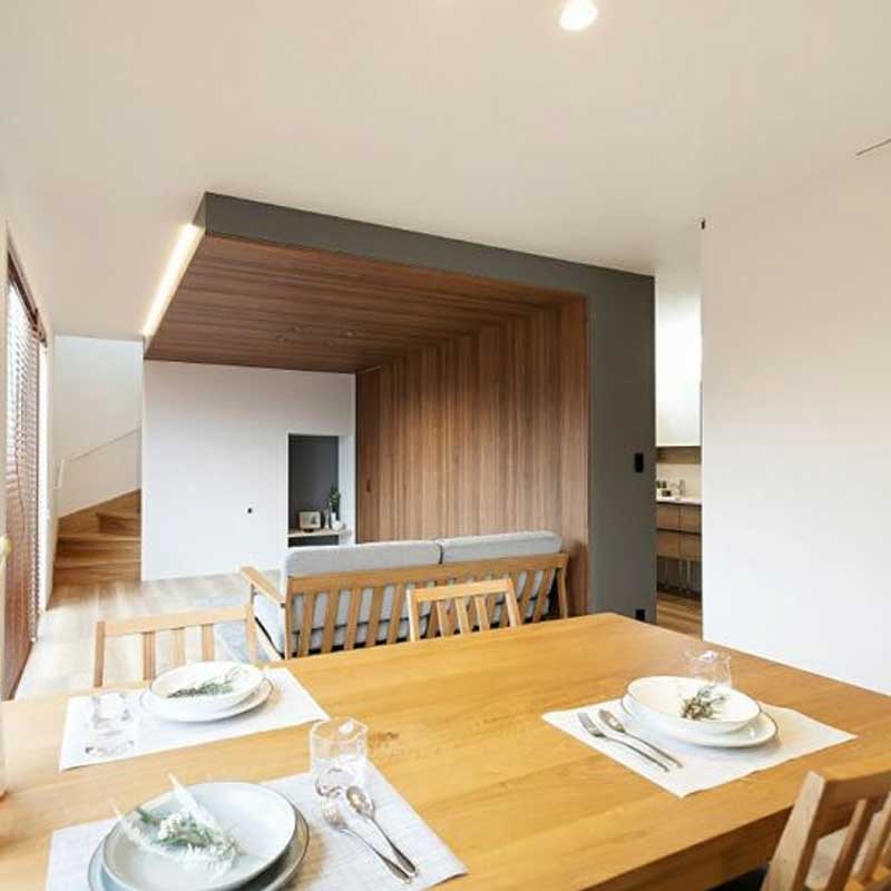 テーブルは軽ウレタン塗装、椅子はオイル塗装。　