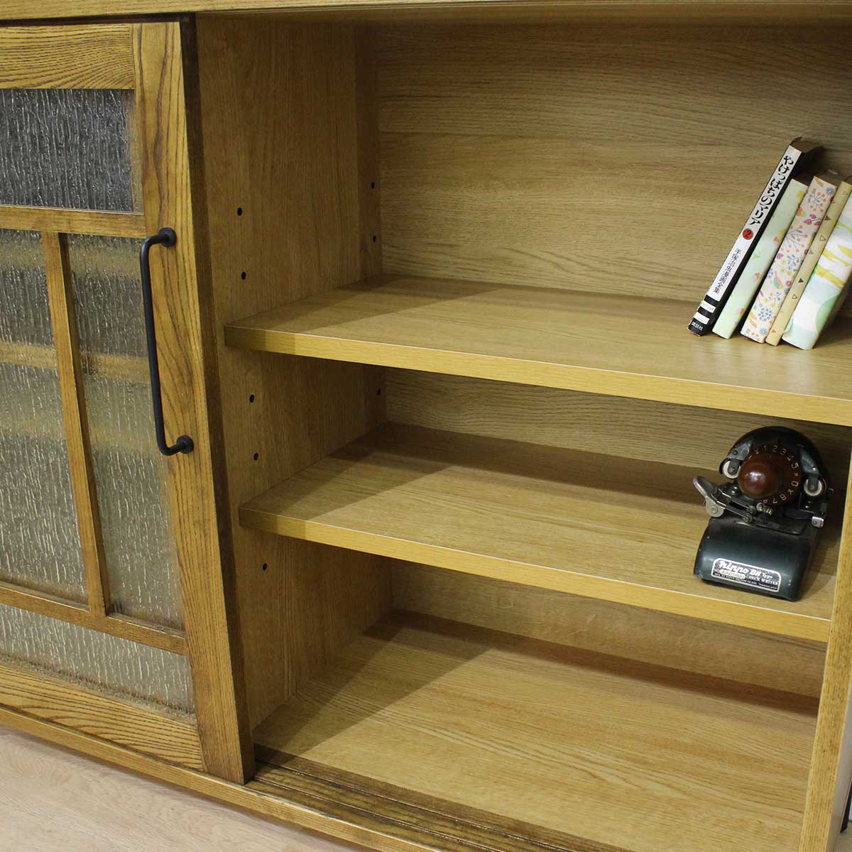 120センチ幅（幅120）キャビネット「アミコ」アッシュ材は、棚板は左右に2枚ずつついており棚ダボにより高さの調節が可能です。