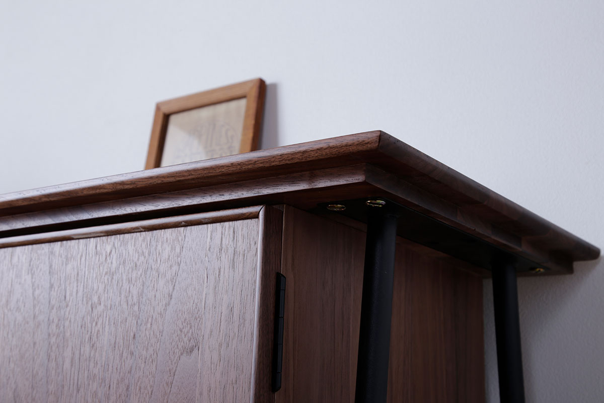 薄い天板デザイン