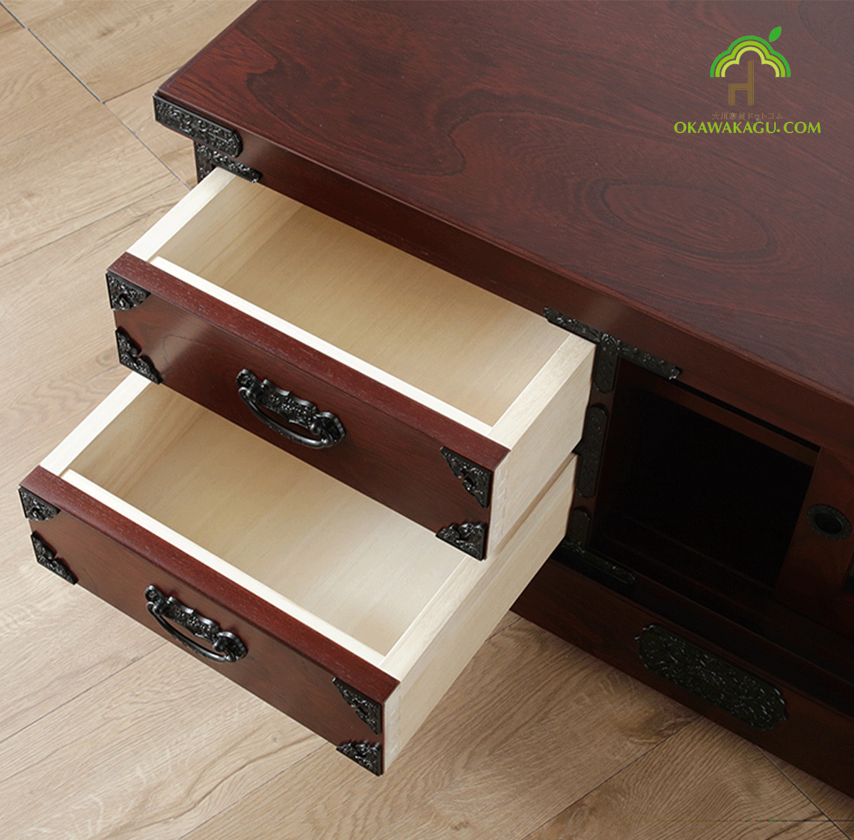 吉野民芸　幅120センチ　戸車たんすテレビ台は、垣板（天然木桐無垢材）24㎜を使い丈夫で頑丈な仕様。また底板は、桐突き合板張り6㎜で強度も十分です。