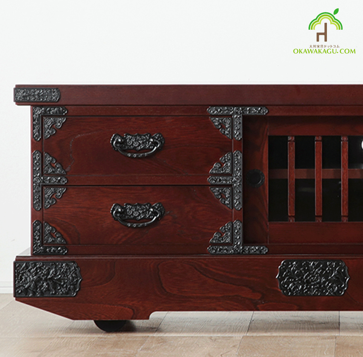 吉野民芸　幅120センチ　戸車たんすテレビ台は、民芸家具独特の金具を飾り金具使用しております。