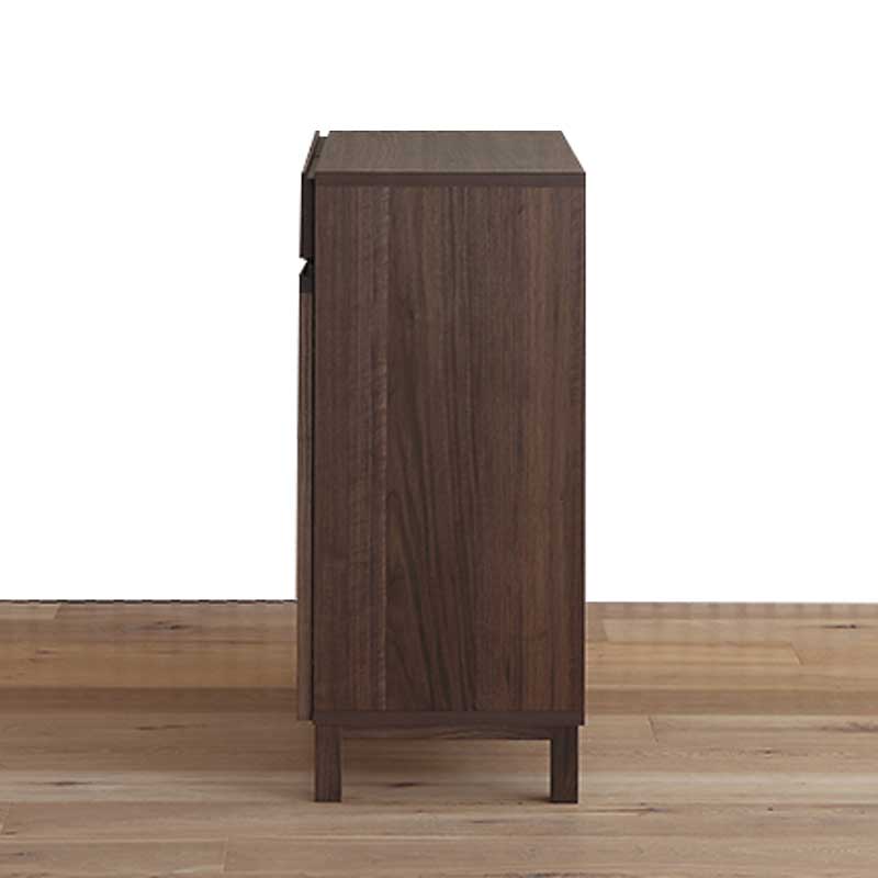 幅90センチキャビネット「レッチェ」ウォールナット材は、細かい所にも気を使った仕上がりで、お部屋の仕切りなどにもお使い頂けます。