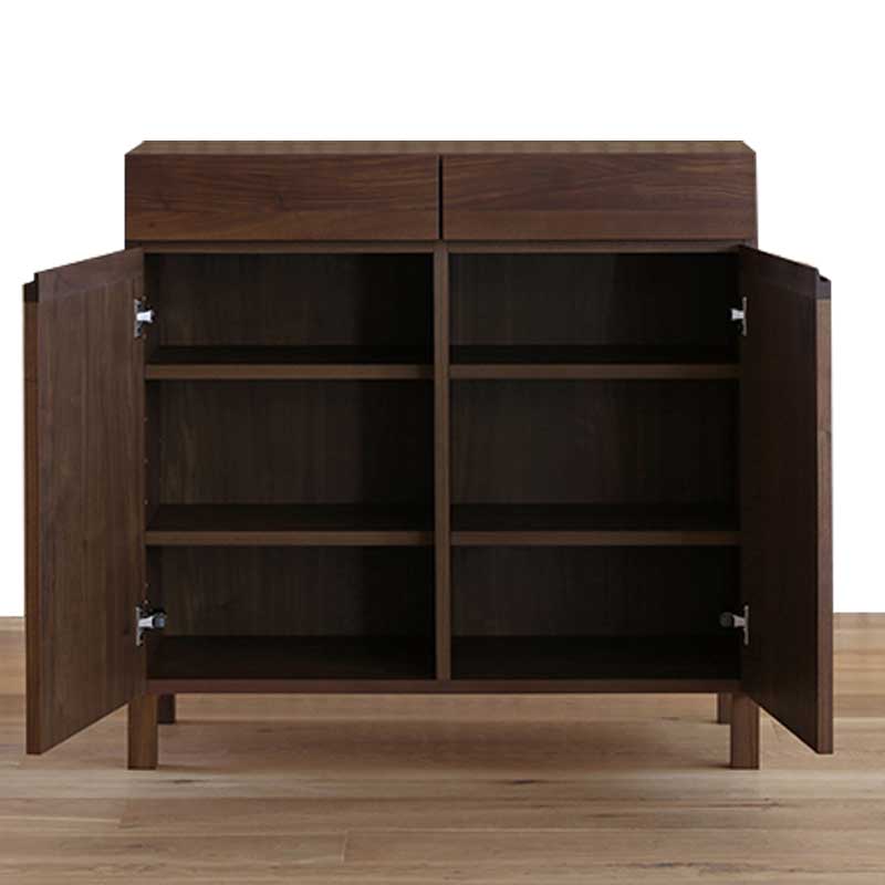 幅90センチキャビネット「レッチェ」ウォールナット材は、可動棚4枚あります。