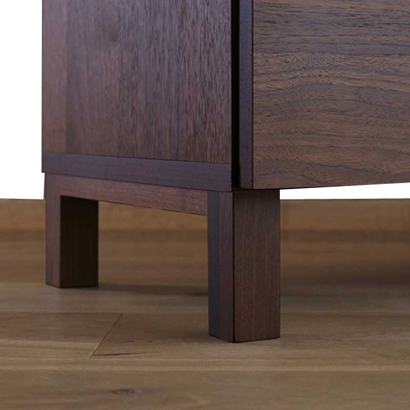 幅90センチキャビネット「レッチェ」ウォールナット材は、シンプルなデザインのウォールナット無垢材を脚に使用しています。