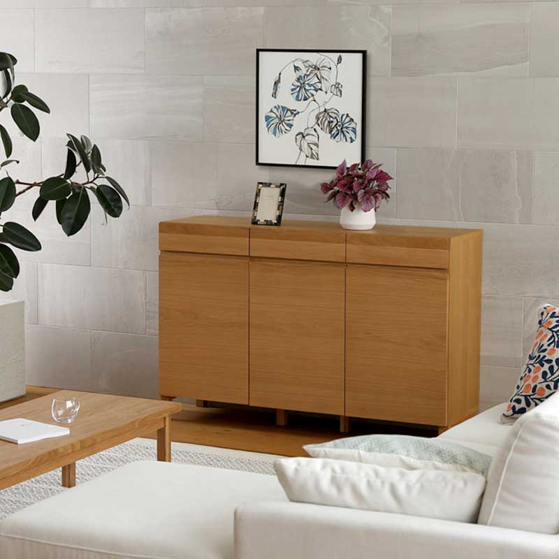 幅134センチキャビネット「レッチェ」ホワイトオーク材は、ゆったりと落ち着く空間を演出したい方にオススメです