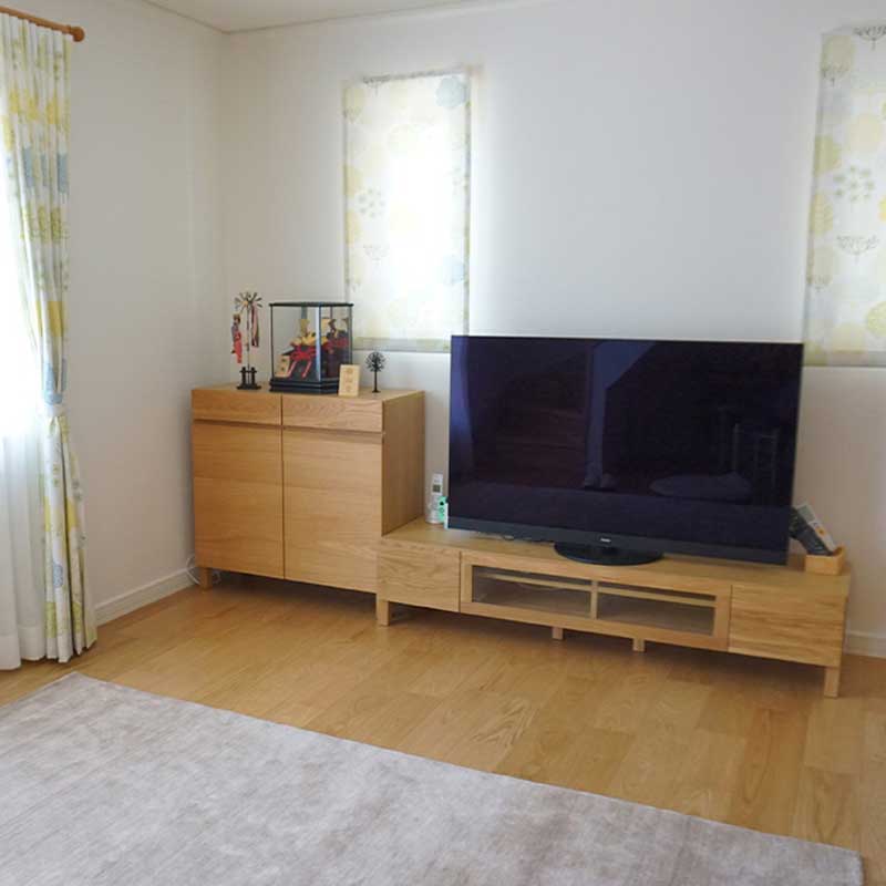 幅134センチキャビネット「レッチェ」ホワイトオーク材は、並べて使って頂いても絵になります。