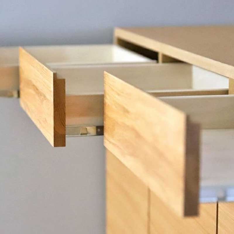 幅134センチキャビネット「レッチェ」ホワイトオーク材は、引き出しは、調湿性に優れた桐材、引出しのレールは、フルオープンスライドレール使用。