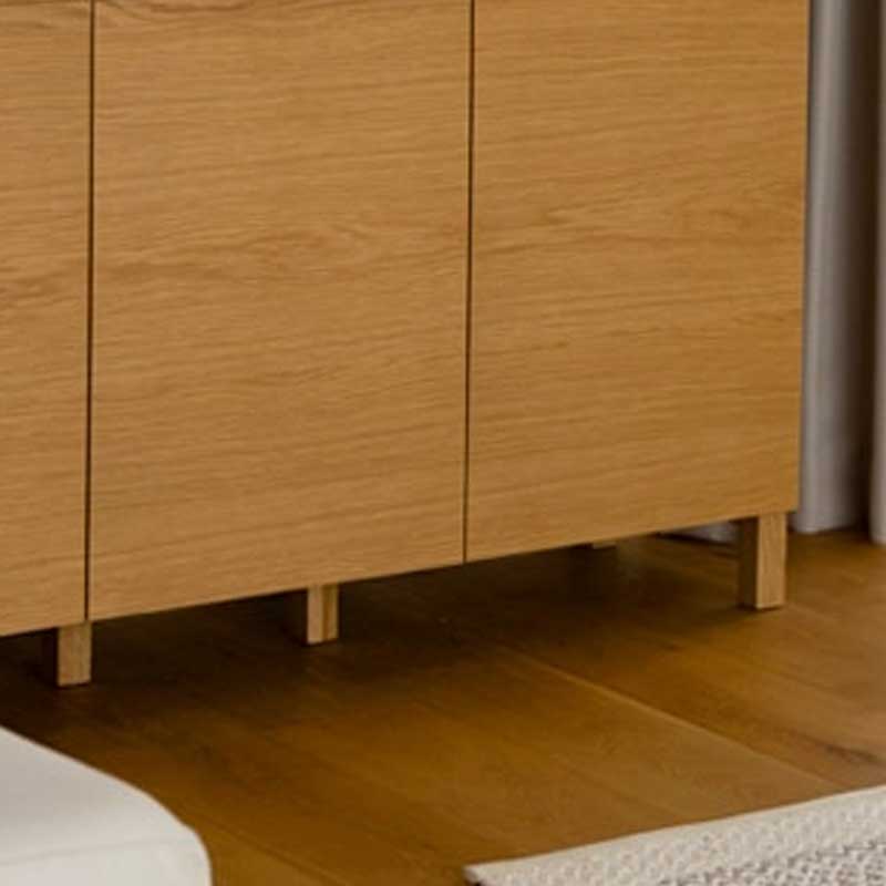 幅134センチキャビネット「レッチェ」ホワイトオーク材は、シンプルなデザインのホワイトオーク無垢材を脚に使用しています。