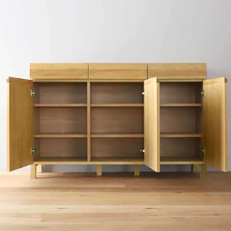 幅134センチキャビネット「レッチェ」ホワイトオーク材は、合計可動棚6枚あります。