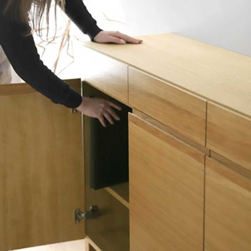 幅134センチキャビネット「レッチェ」ホワイトオーク材は、収納の高さに合わせて調節可能