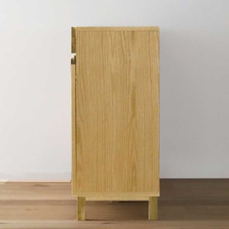 幅134センチキャビネット「レッチェ」ホワイトオーク材は、細かい所にも気を使った仕上がりで、お部屋の仕切りなどにもお使い頂けます。