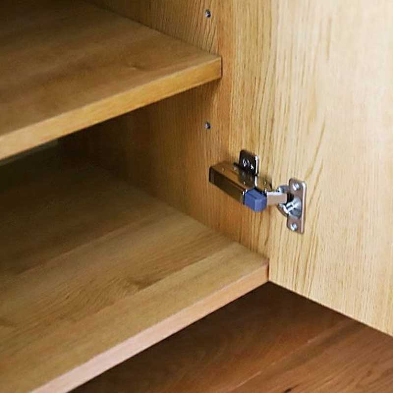 幅134センチキャビネット「レッチェ」ホワイトオーク材は、扉の開閉部分にはブルム蝶番を新たに装備しゆっくり滑らかに開閉ができるようになりました。