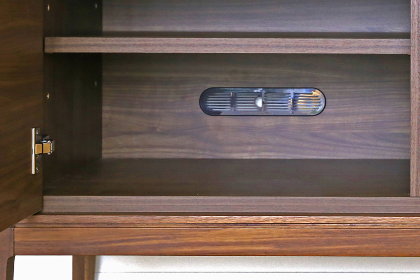 配線孔を配置した収納スペース