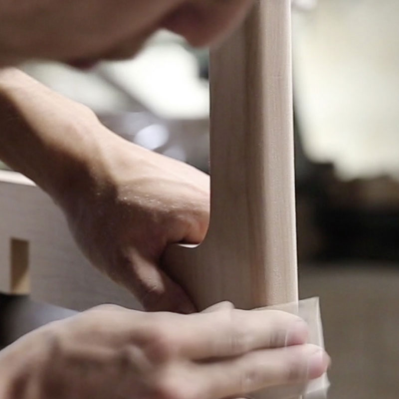 福岡県の工場で製造、１脚１脚丁寧に職人により製造されています。脚のカットも可能です。