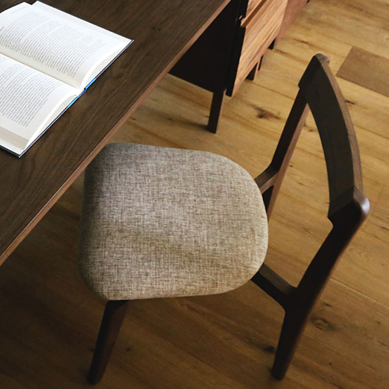 リアルトチェア　ファブリック座面(ウォールナット材)はお部屋のアクセントに色をお選びになるも楽しいです。