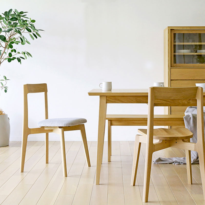 リアルトチェア　ファブリック座面(ウォールナット材)はお部屋のアクセントに色をお選びになるも楽しいです。