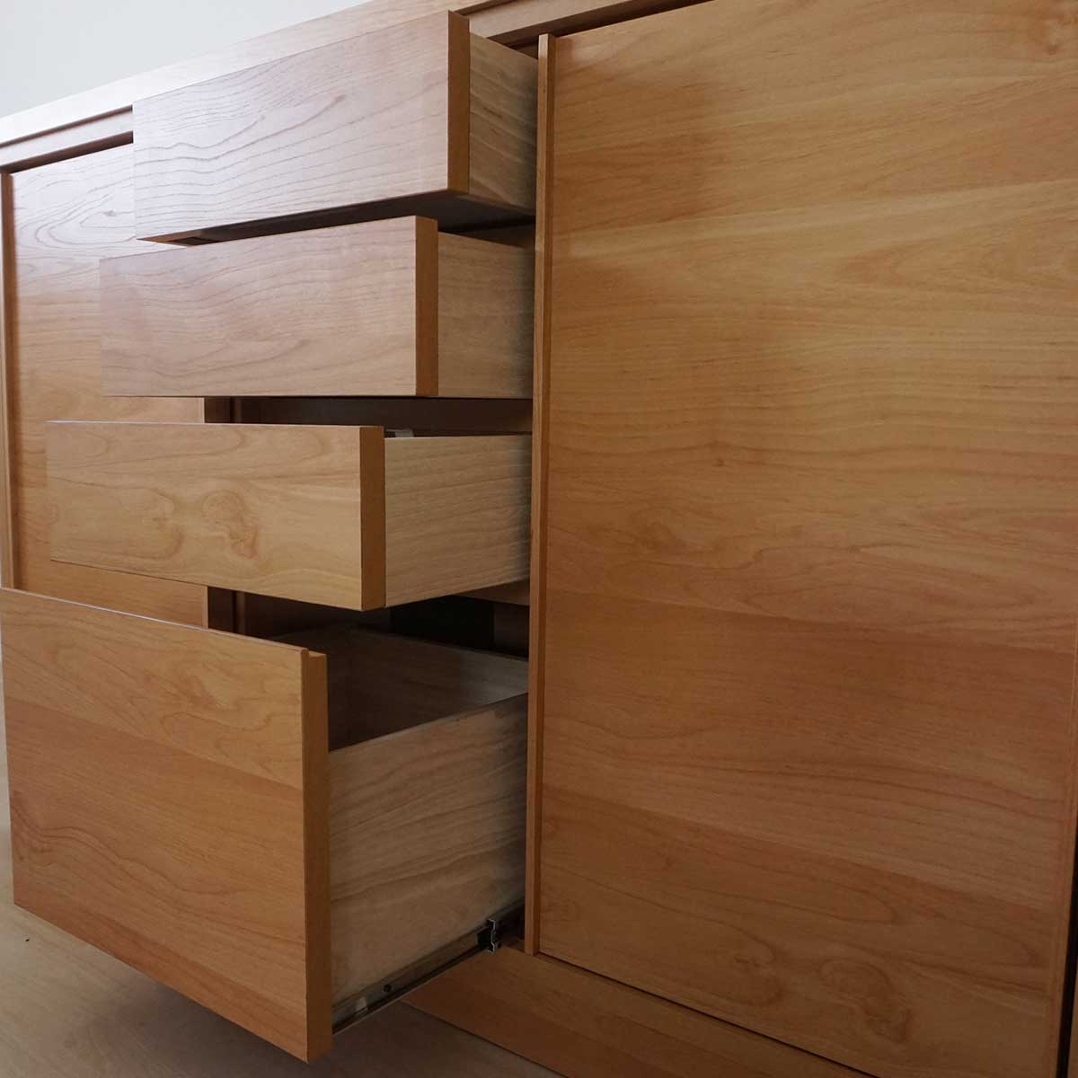 120センチ幅ダイニングボード(高さ154センチ）「メモリーⅡ」は、一番下以外の他の段の引き出しは、ダボ組です