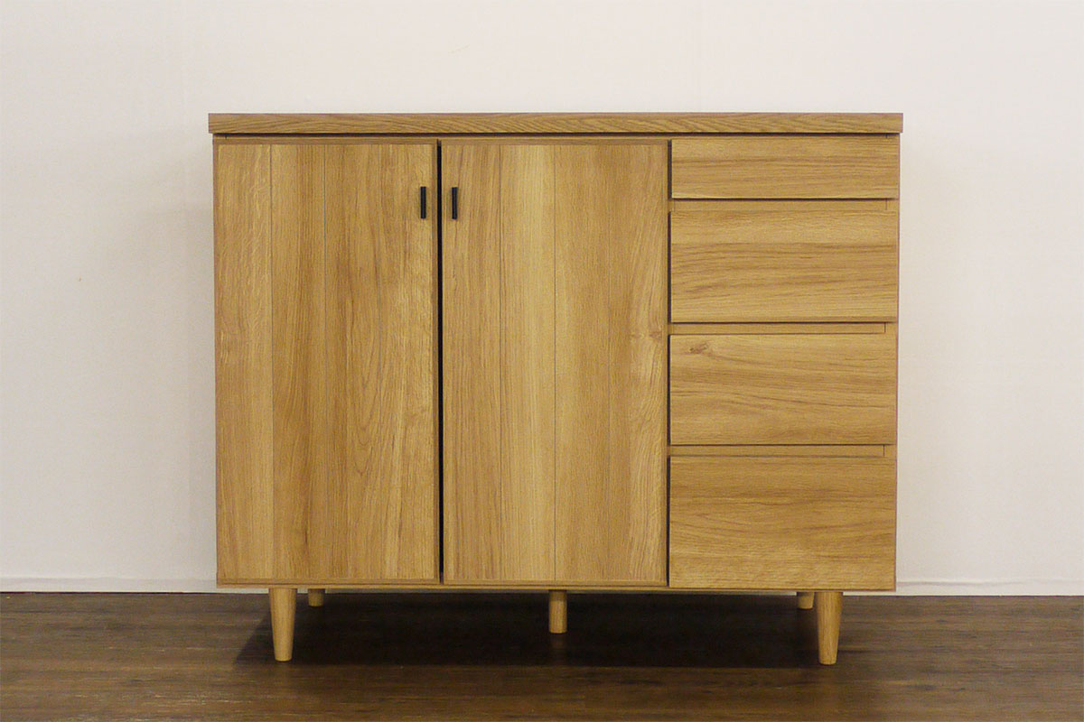 ヴォレ105カウンター><br>
	商品特徴<br>

	<ol>
		<li>スリットデザイン</li>
		<li>ツマミ付きの開き戸</li>
		<li>高さ調整可能な可動棚</li>
		<li>引き出し</li>
		<li>カラーバリエーション</li>
	</ol>

	<h3>・スリットデザイン</h3>
	<img src=