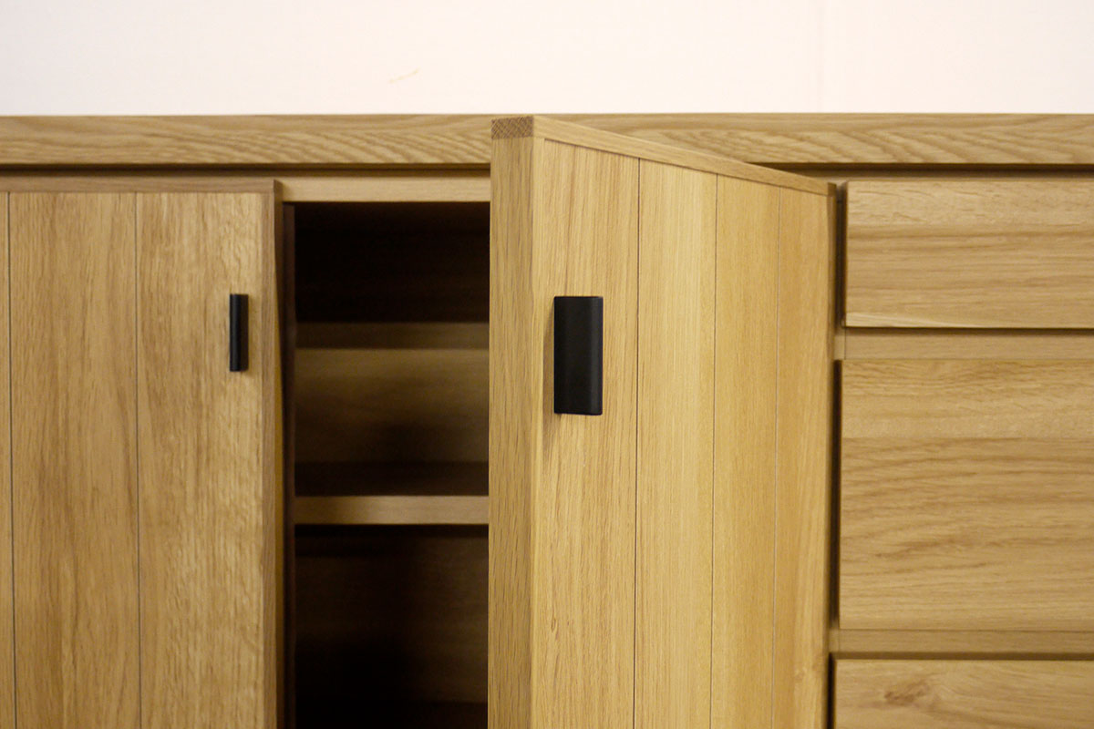 ツマミ付きの開き戸