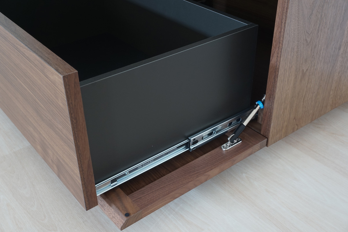 引き出しはスライドレール付き