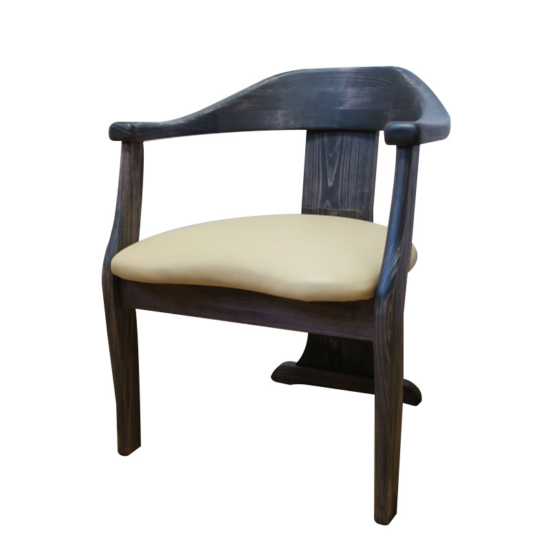 レザー座面ヒノキダイニングチェア　C-808は、前方は2本脚、後方は太めの1本脚の珍しい3本脚タイプの椅子です