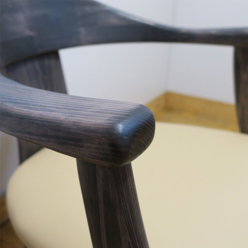 レザー座面ヒノキダイニングチェア　C-808に背もたれは、左右の肘掛からU字に背もたれとつながっております。全体的に優しい丸みがあり手になじみやすい構造です。