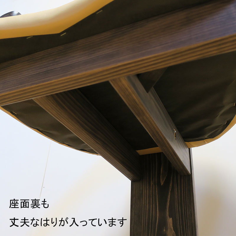 レザー座面ヒノキダイニングチェア　C-808の座面裏も丈夫なはりが2本入っております。