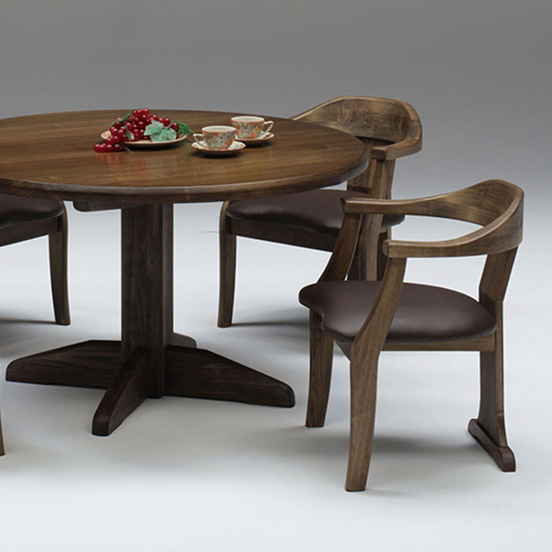 レザー座面タモダイニングチェア　C-808は、同じ工場で制作しております、円卓や四角いテーブルとよく合います