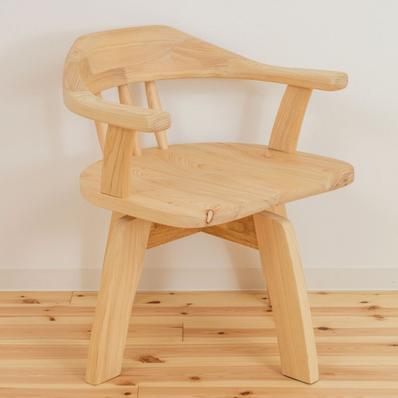 ヒノキダイニングチェアーC-623回転は、少し低めの座面でお好きな方向に回転可能です。肘掛から背もたれまでつながっており優しいく包み込まれる感じの椅子です