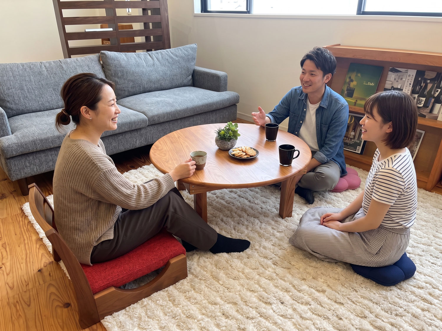 床に座ってちゃぶ台を使う様子