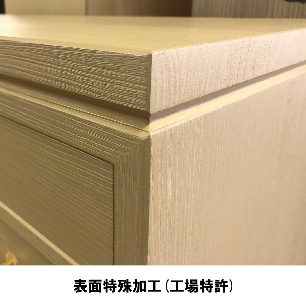 総桐着物たんす　日の出蘭は、表面特殊加工は独自に開発し、防汚性や耐久性が非常に高く、桐たんすを手垢・カビなどの汚れから護り、優雅さを長期に渡って維持する画期的な表面加工です。とても取り扱いが簡単なので、桐たんす初心者の方でも気兼ねなくお使いいただけます。