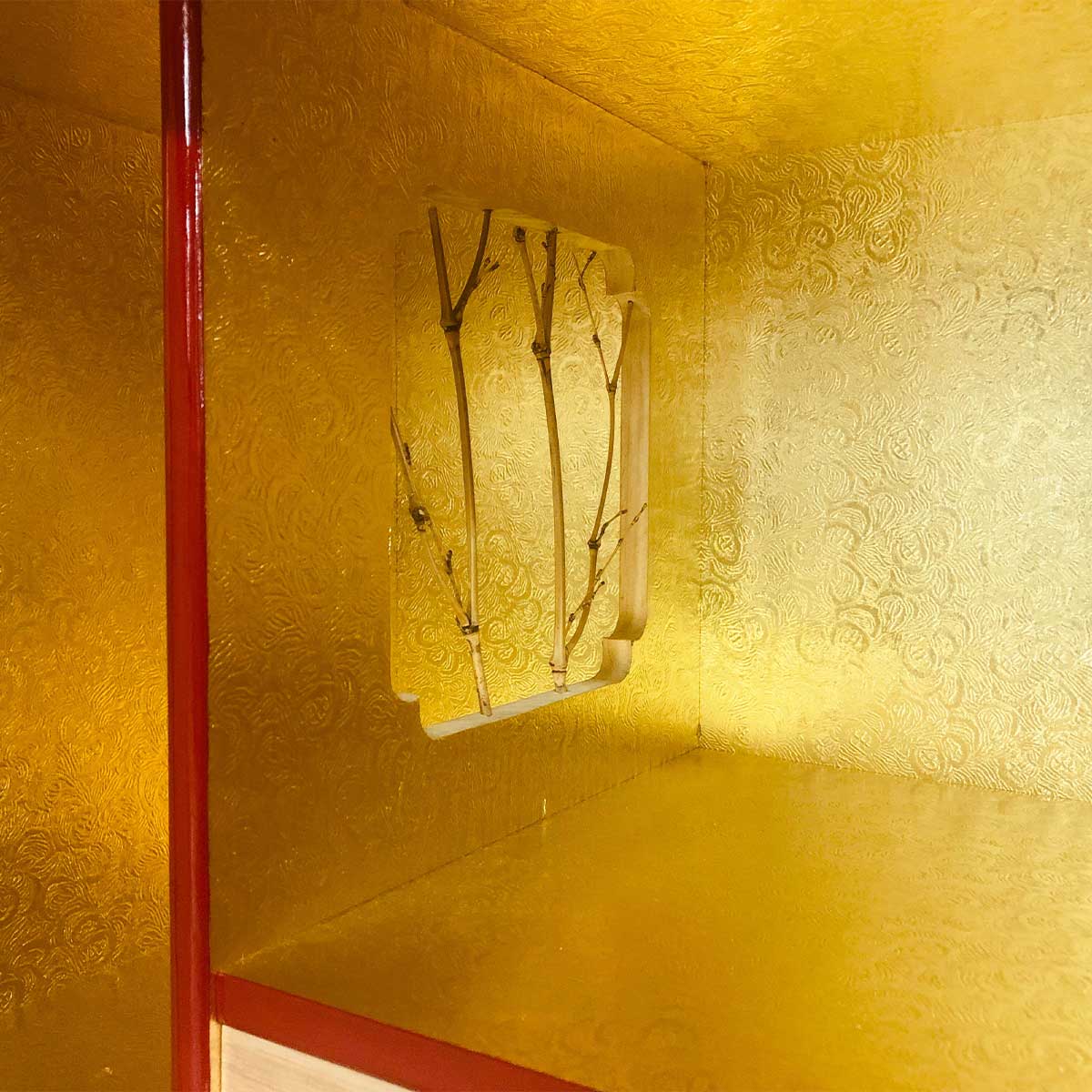 高級総桐飾り箪笥　牡丹（BOTAN）、開戸開けると目映い黄金空間。