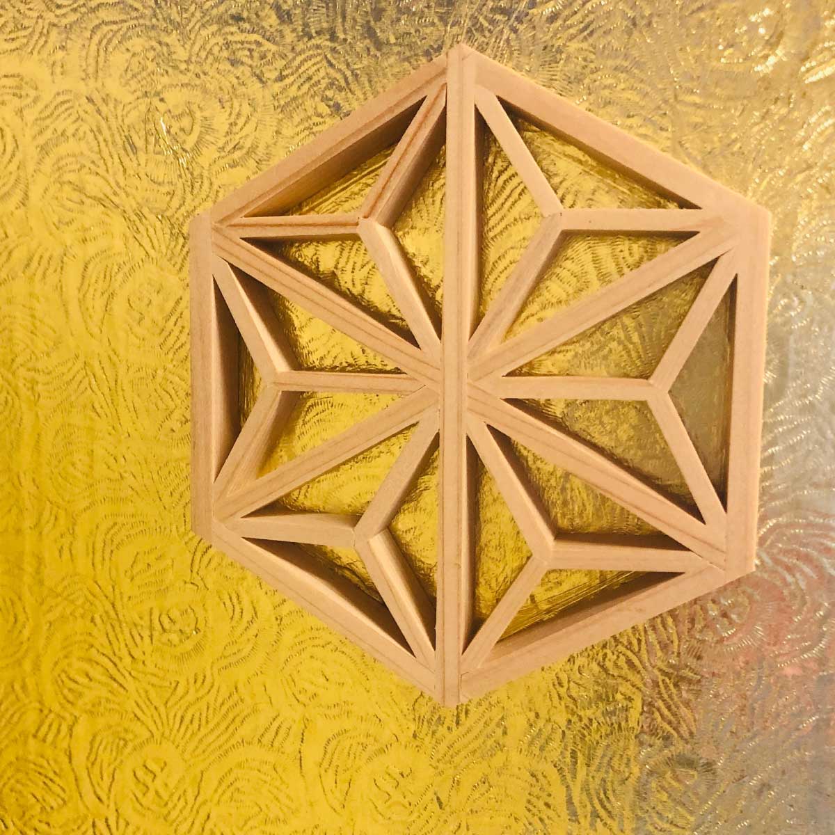 高級総桐飾り箪笥　牡丹（BOTAN）、扉の内側には組子。