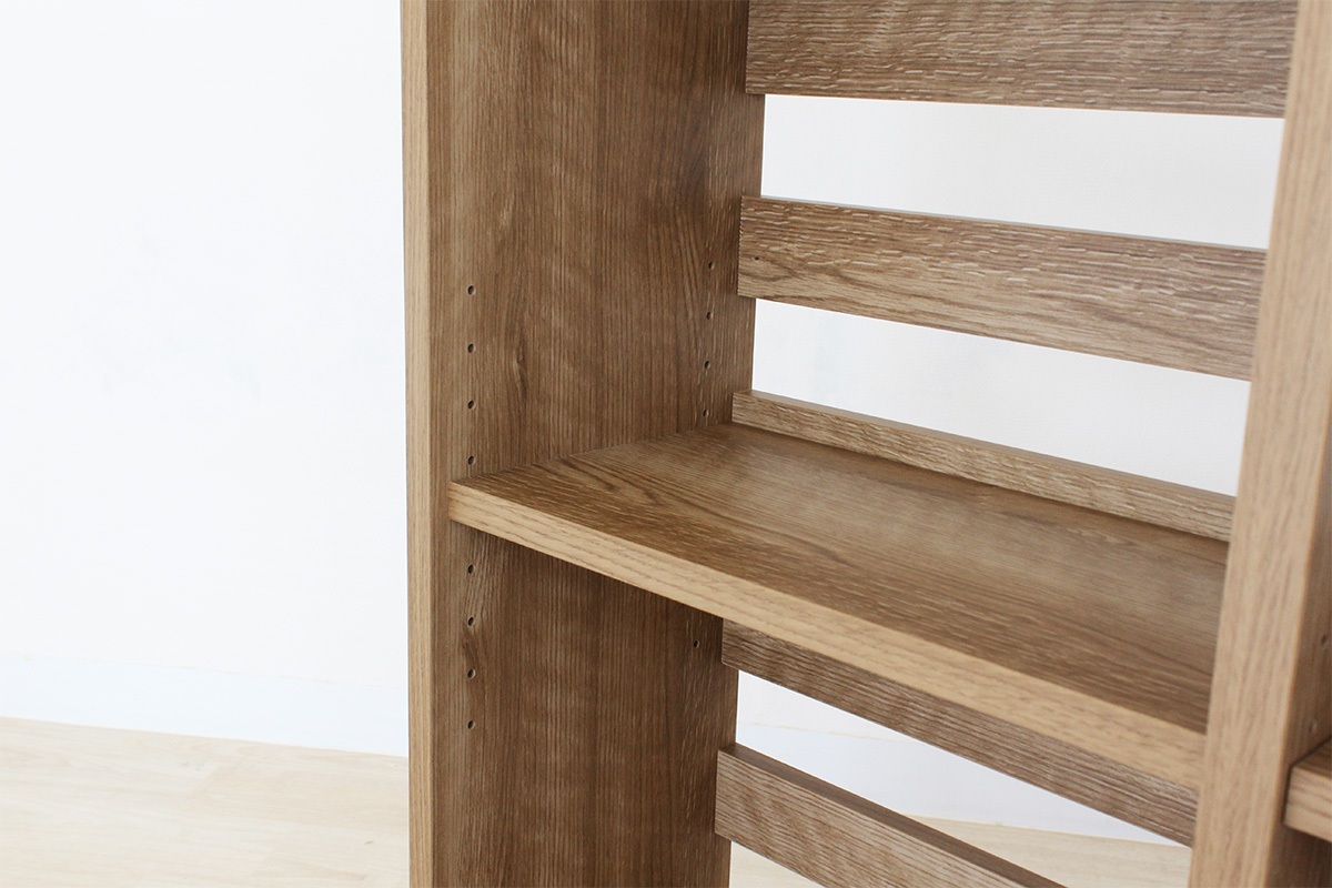 棚板は高さ調整可能な可動棚