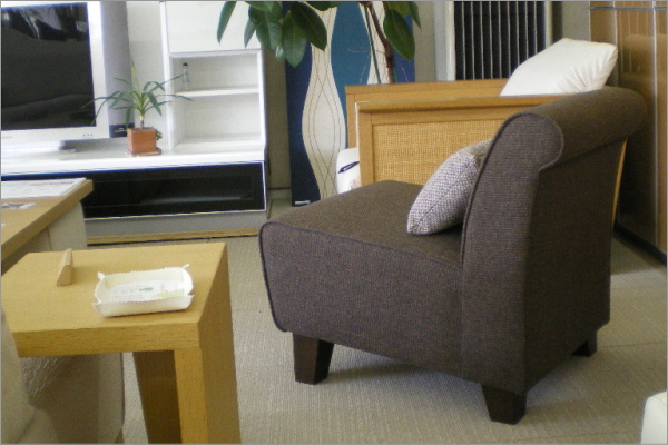 ポーチカ　1人掛けソファー」幅55は、肘掛無しの丸みある優しいフォルムです