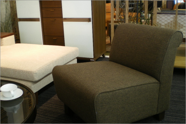 ポーチカ　1人掛けソファー」幅55は、コンパクトで丸みがあり、天然木の肘掛なし日本製ソファーに座りたい方にオススメです