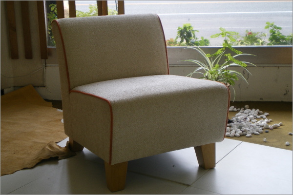 ポーチカ　1人掛けソファー」幅55は、肘掛無しの丸みある優しいフォルムです