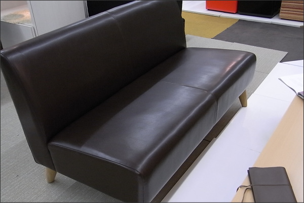 レトロ（アンティーク風）ソファーは、少し低めでゆったりと安心して座れます。