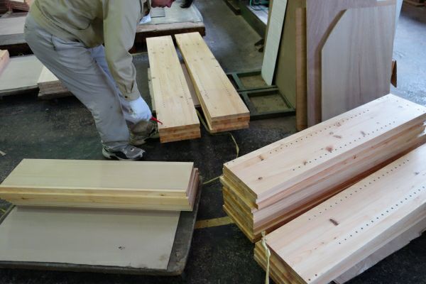 パインA-90ローシェルフは、無垢材を使用した本棚はお子様部屋の本や