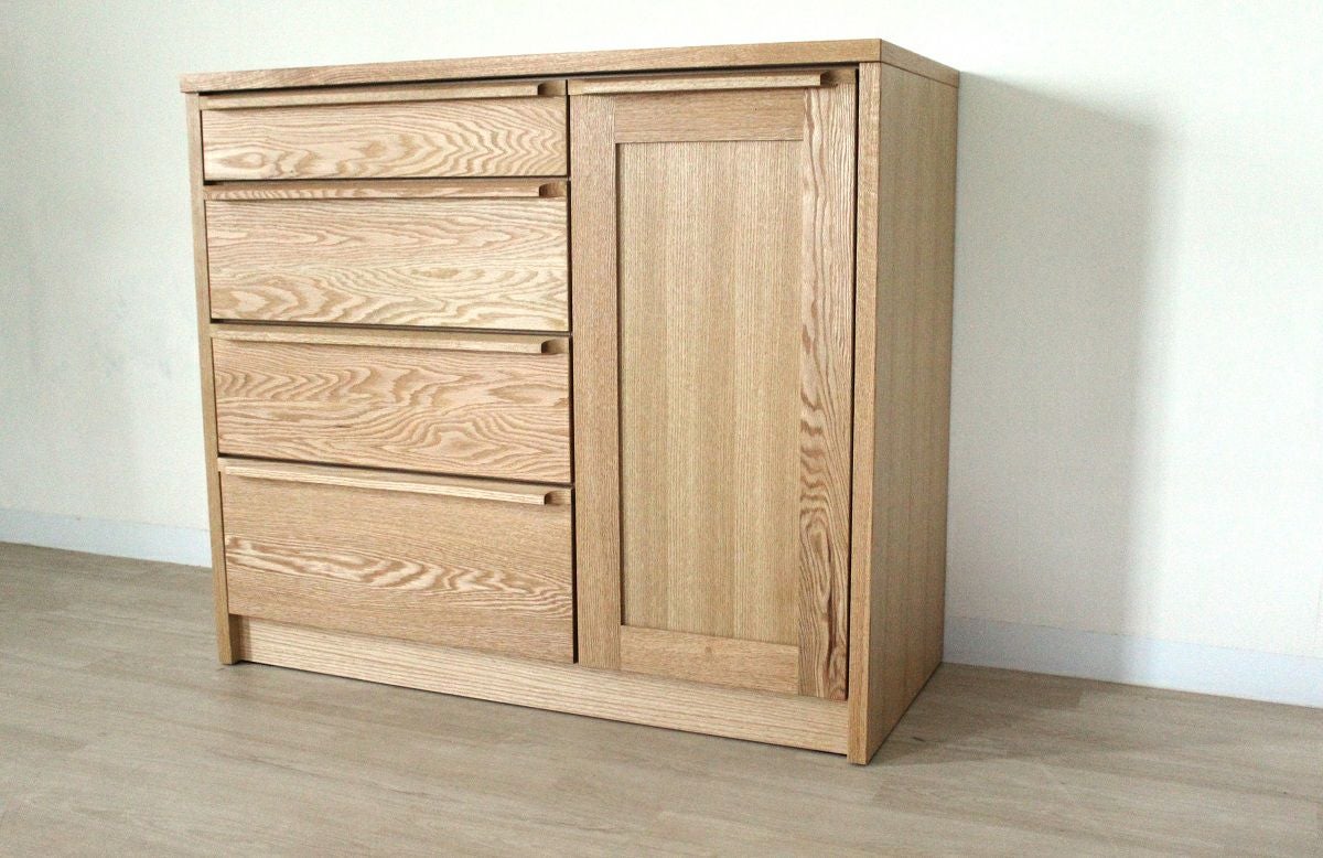 下台の開き戸は左右それぞれ3枚の可動棚が付いています。