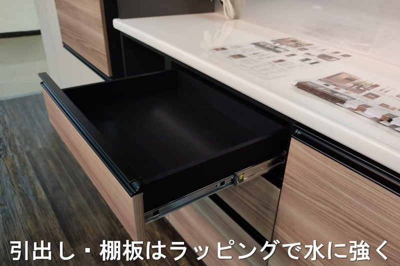 折れ戸で狭いスペースにおける114センチ幅キッチンボードスコール 