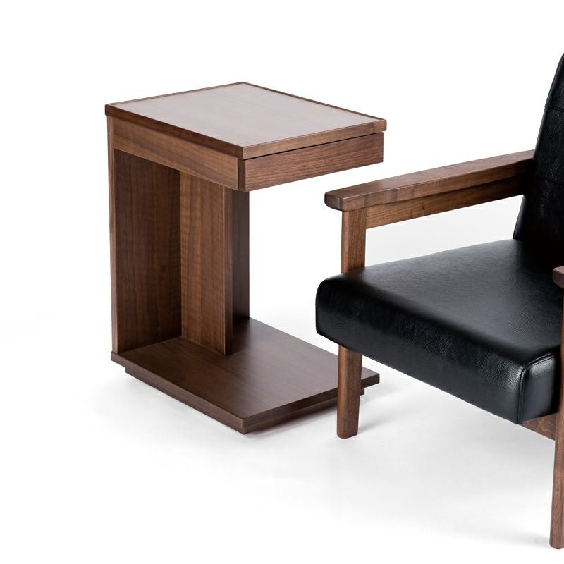 スマホやタブレットも置けるソファーサイドテーブル「ジラーレ」