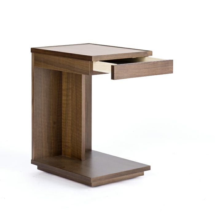 スマホやタブレットも置けるソファーサイドテーブル「ジラーレ」