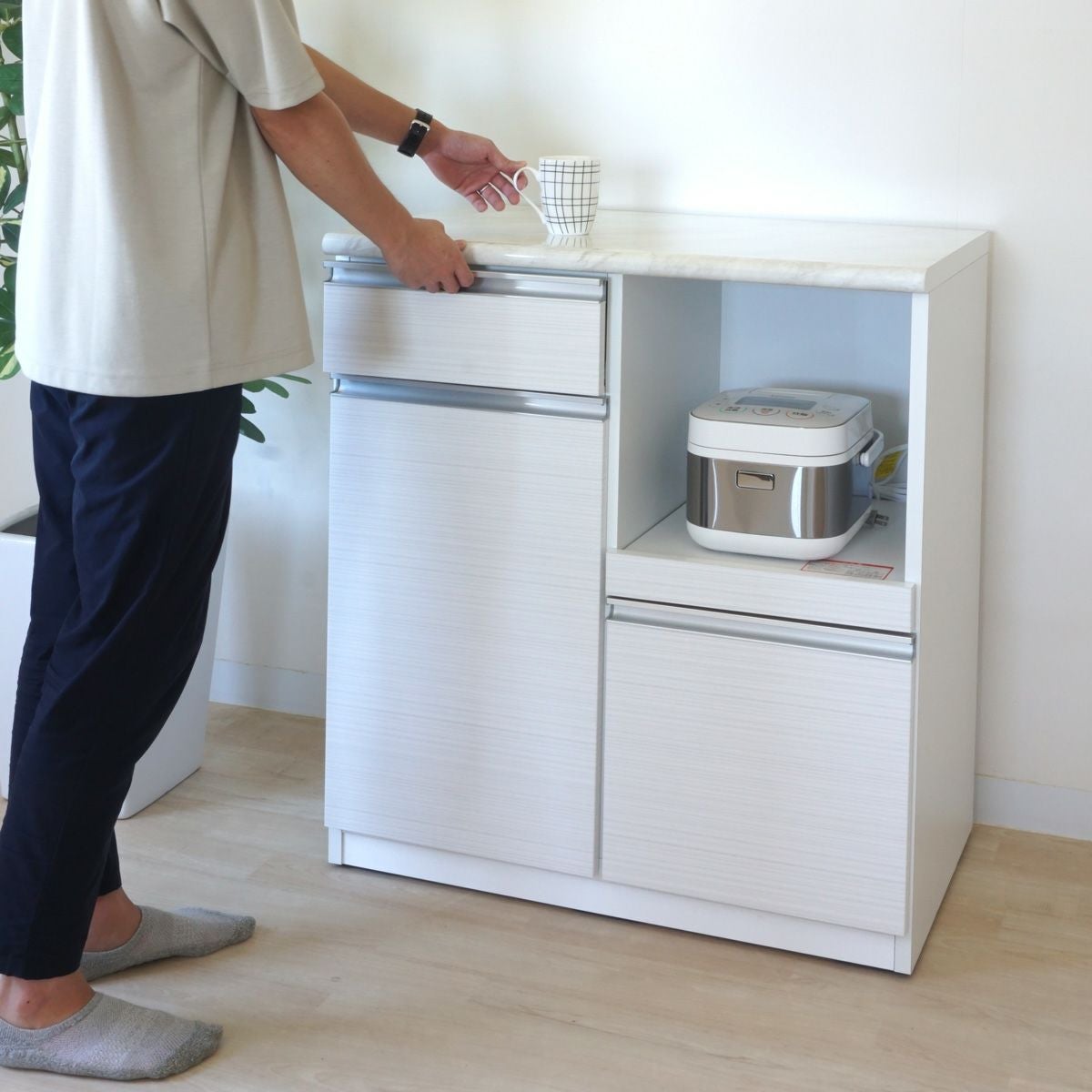 隠しキャスター付きで移動ができる小型の80センチ幅キッチンカウンター